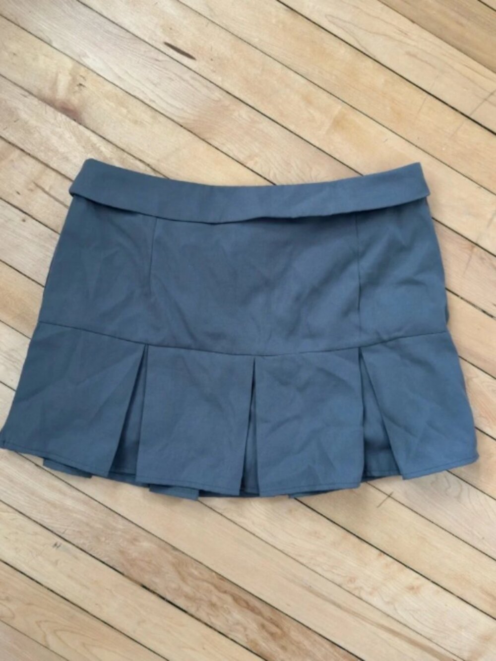 Pleated Mini Skirt with Cargo Pockets - Picture 2 of 3